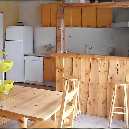Accueillant A De 80 M² Avec Piscine Partagee * Селоне
