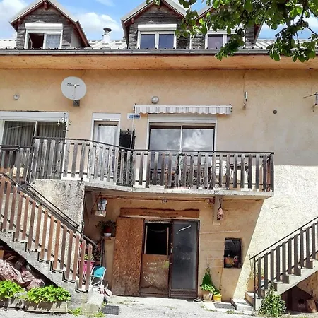 Апартаменты Accueillant A De 80 M² Avec Piscine Partagee Селоне